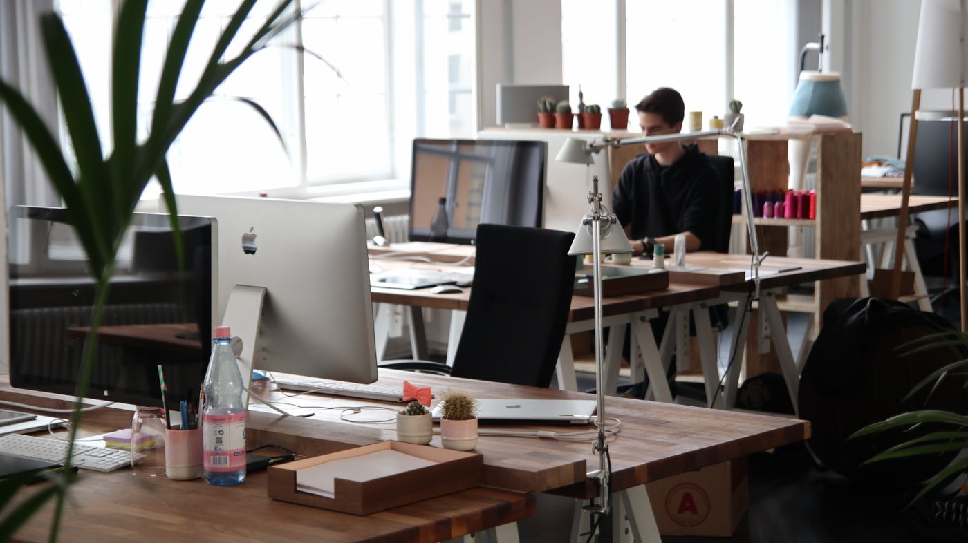 Kantoorruimte met bureaus en daglicht